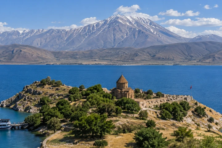 Nemrut Kalderası Gezi Rehberi: Krater Gölü, Tatvan, Ahlat ve Van Gölü Rotası