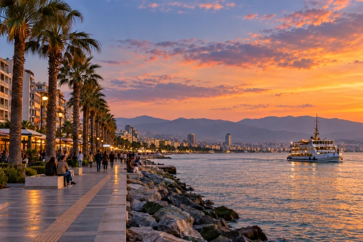 İzmir’de Gezilecek Yerler: Kordon, Kemeraltı, Efes, Çeşme, Alaçatı ve Gezi Rehberi